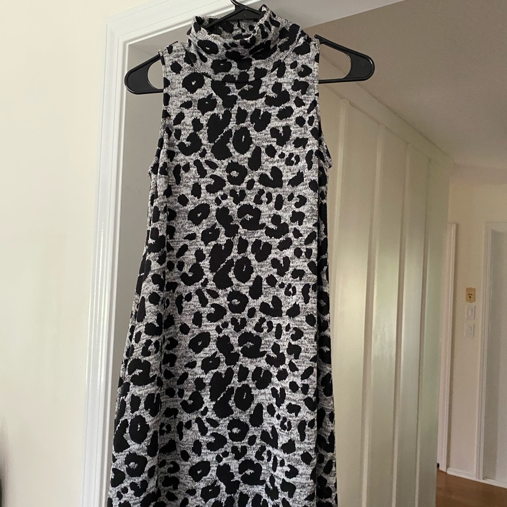 Turtleneck sleeveless cheetah print dress